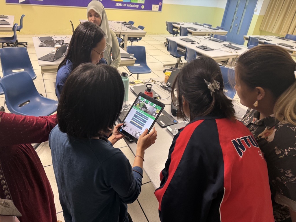 Teachers from Qifa Primary School explored the WriteCube app, which supports
				students in Chinese composition writing in an intelligent AR-supported learning
				environment.